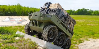 Armata americană testează un robot militar 6×6 care se conduce singur. Poate transporta peste o tonă și se deplasează aproape fără zgomot