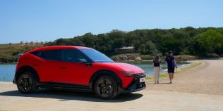 Hyundai renunță la lansarea unei mașini electrice accesibile din cauza concurenței chinezești. Modelul european cu autonomie de 496 km, prea scump pentru Australia