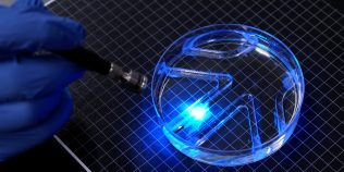 Oamenii de știință au creat un robot cât o gumă de mestecat care înoată cu ajutorul celulelor musculare vii