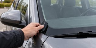 Telecomandă care funcționează numai lângă parbriz: antenă, interferențe sau baterie slabă