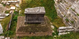 Piatra neagră din Roma antică a păstrat un mister aproape 3.000 de ani. Ce au găsit arheologii sub ea