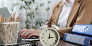 Lucrezi ore suplimentare, dar primești doar zile libere. Când poți cere plata lor și ce dovezi contează