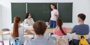 Mai puțini elevi la clasă, din 2027. Regula specială pentru liceele în care sunt admiși copii cu CES