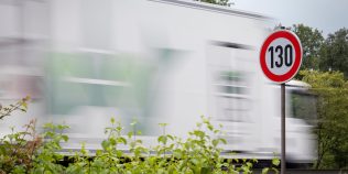 Mergi cu 130 km/h pe autostradă și apare brusc limitare la 80. Din ce punct trebuie să încetinești
