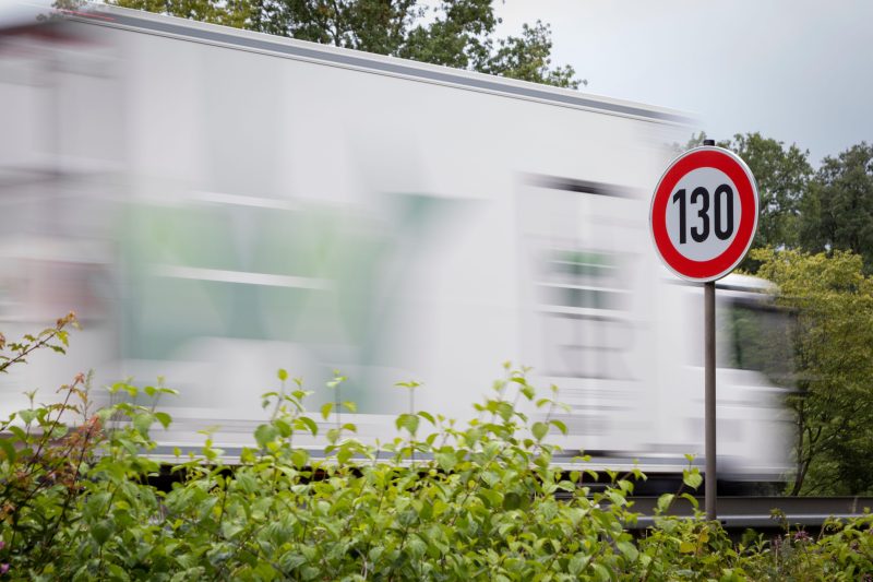 Mergi cu 130 km/h pe autostradă și apare brusc limitare la 80. Din ce punct trebuie să încetinești