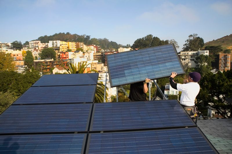 Merită să instalezi panouri fotovoltaice toamna sau este mai bine să aștepți primăvara? Calcul pentru un proprietar