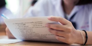Mii de profesori dau astăzi examen pentru posturile de director. Ce trebuie să rezolve în doar 60 de minute şi care este nota minimă necesară