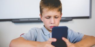 Ministrul Educației cere reguli pentru telefoanele elevilor în şcoli. „Nu poți să înveți dacă mintea ta e în altă parte”