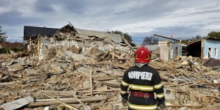 Momentul exploziei devastatoare din Vrancea, surprins pe camere. O butelie cu GPL ar fi sărit în aer, mai multe locuinţe au fost distruse