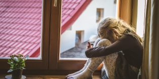 Munca în străinătate schimbă relația cu copiii. Peste o treime dintre părinții chestionați spun că legătura s-a răcit