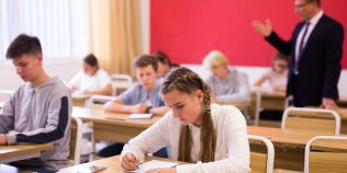 Noile manuale de clasa a IX-a, prea complexe pentru elevi. Profesoară de Limba română, după zeci de ani la catedră: „M-a cuprins disperarea”