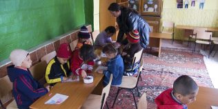 O treime dintre copiii din România sunt în risc de sărăcie. Cum le afectează situația familiei performanțele școlare