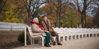 Orașele din România în care populația îmbătrânește cel mai repede. Ce se întâmplă când pensionarii ajung să domine un municipiu