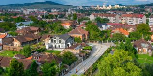 Orașele în care apartamentele rămân, dar oamenii dispar. Cum arată piața imobiliară într-un municipiu care pierde populație
