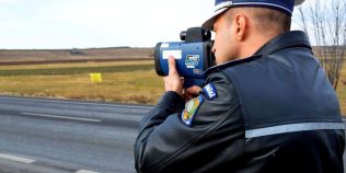 Pistolul laser măsoară viteza de la peste un kilometru. De la ce distanță poate surprinde clar numărul mașinii