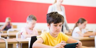 Poate profesorul să ia telefonul elevului și să nu i-l dea până la finalul zilei? Ce permite, de fapt, regulamentul școlar în 2026