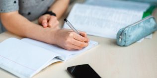 Poate un profesor să-i dea nota 1 unui elev pentru că vorbește sau deranjează ora? Ce spune regulamentul despre notele folosite ca pedeapsă