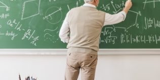 Prima de pensionare a profesorilor, în așteptarea unui răspuns. Ce se întâmplă cu plata celor două salarii de bază