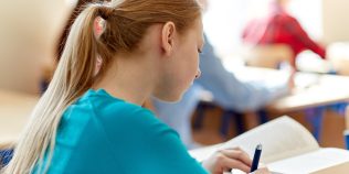 Problema de matematică de la PISA care îi pune în dificultate și pe adulți. Ce procent dintre triunghiuri este albastru?