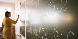 Profesorii predau mai mult, iar regulile de repartizare s-au schimbat. Avertismentul ISMB pentru anul școlar 2026-2027