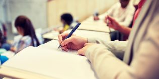 Profesorul dă un test surpriză întregii clase pentru că elevii au făcut gălăgie. Poate evaluarea fi folosită ca pedeapsă?