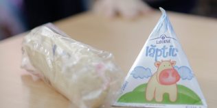 Programul „Laptele și cornul” din şcoli, regândit la Bruxelles. Ce ar putea apărea în meniul elevilor din România