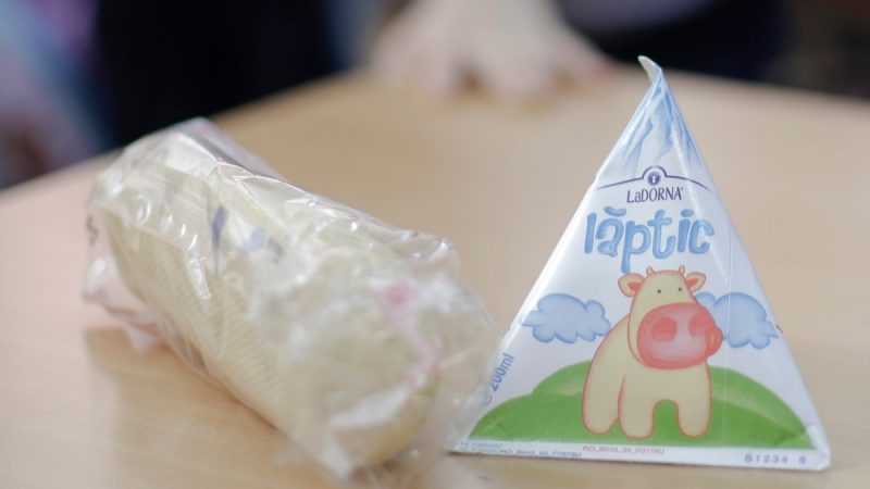 Programul „Laptele și cornul” din școli, regândit la Bruxelles. Ce ar putea apărea în meniul elevilor din România