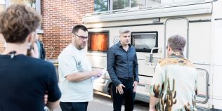 INTERVIU EXCLUSIV Radu Bărbulescu, regizorul „Vacanță All Inclusive”, și Raluca Aprodu, actriță în film, despre comedia cu Smiley și Pavel Bartoș: „Publicul merită aceste două ore de vacanță”