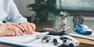 Rovinieta unei mașini vândute mai rămâne valabilă? Ce se întâmplă cu taxa atunci când autoturismul își schimbă proprietarul sau numărul