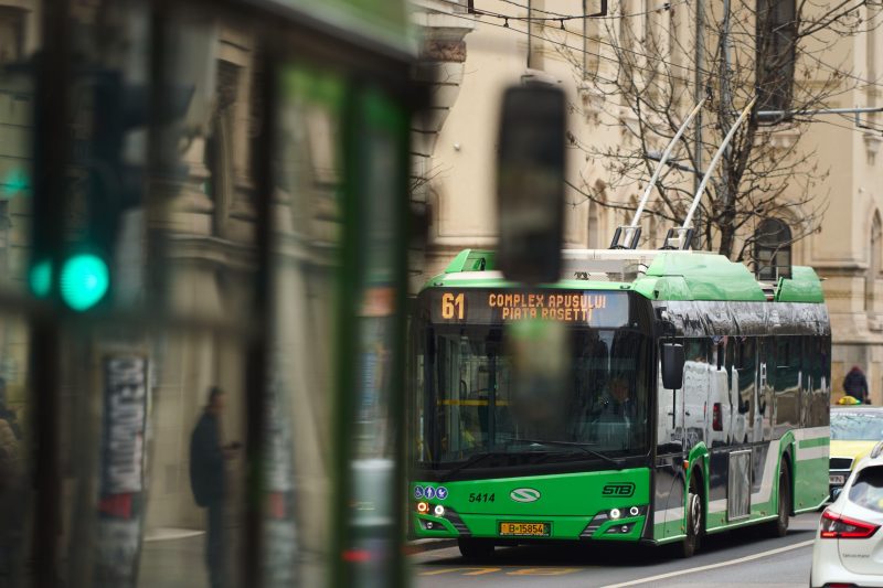Schimbare la reducerile de transport pentru milioane de români. Elevii, studenții și pensionarii vor trece pe un sistem electronic unic
