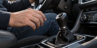 Schimbător manual care vibrează în accelerație: suporturi, timonerie sau jocuri în cutie