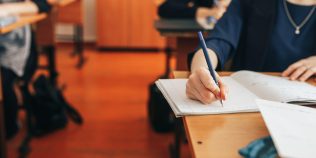 Se schimbă corectarea lucrărilor la Evaluarea Națională 2027. Ce se întâmplă dacă profesorii dau punctaje prea diferite