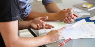 Se schimbă regulile pentru asistenții personali profesioniști. Cine poate ocupa un astfel de post și ce obligații are
