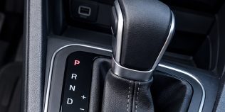 Selector automat blocat în P: contact de frână, baterie sau mecanism de interblocare