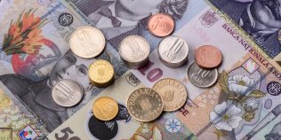 ‘Strângem câte 100 de lei pentru clasă’. Poate școala să le ceară părinților bani pentru imprimantă, perdele, mobilier sau cadouri?