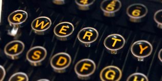 De ce tastatura nu are literele în ordine alfabetică. Decizia de acum peste 150 de ani care ne ține și azi „legați” de QWERTY