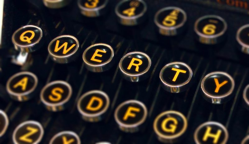 De ce tastatura nu are literele în ordine alfabetică. Decizia de acum peste 150 de ani care ne ține și azi „legați” de QWERTY