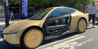 Tesla Cybercab, implicat într-un accident înainte să devină taxi autonom. Fotografiile arată o portieră rămasă fără panoul exterior