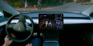 Tesla a făcut presiuni asupra autorităților europene pentru aprobarea conducerii automate. Factura de 365.000 de euro care a declanșat un conflict