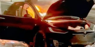 Tesla trebuie să plătească peste 102.000 de euro după ce un Model X a luat foc. Judecătorul a respins explicația constructorului