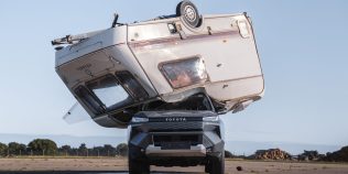 Toyota a aruncat o rulotă de 760 kg peste noul Hilux electric. Pick-up-ul a pornit apoi și a plecat pe roți