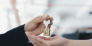 Un moștenitor refuză să vândă casa. Ce pot face ceilalți și când se poate ajunge la vânzare prin instanță