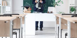Unde este cel mai greu să prinzi un post de director de școală. Clasamentul județelor după interesul candidaților