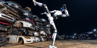 VIDEO China a prezentat robotul bodyguard care știe kung fu, poate ridica mașini și funcționează opt ore. Unitree H2-X pare desprins dintr-un film SF