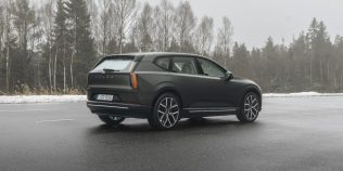 Noul Volvo EX60 promite până la 810 kilometri autonomie, dar constructorul se confruntă cu dificultăți. Ce se întâmplă cu livrările