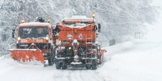 Zăpadă pe Transalpina, în Alba. Drumarii intervin cu utilaje, iar ANM anunță noi ninsori la munte