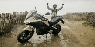 Record mondial pentru o motocicletă electrică: 436,5 kilometri cu o singură încărcare. Performanța obținută cu o baterie de doar 19,2 kWh