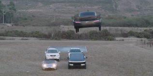 Tesla Roadster „zboară”, dar o altă mașină electrică îi arată cum se face. Rivalul lui Elon Musk a trecut prin aer peste un Cybertruck și un Roadster VIDEO