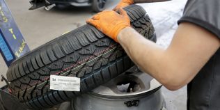 De ce au anvelopele noi dungi colorate pe suprafață. Ce înseamnă, de fapt, liniile roșii, albastre sau galbene și ce trebuie să verifici când cumperi cauciucuri