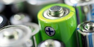 Bateriile au trecut un prag important și pot alimenta rețeaua mai ieftin decât centralele pe gaz în orele de vârf